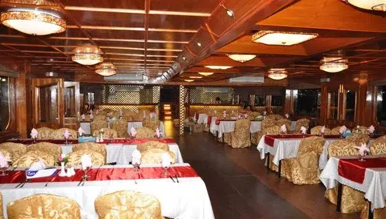 dhow cruise meal